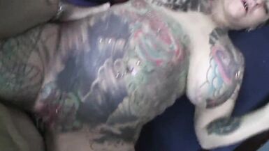Je parie que vous navez jamais vu une salope avec un tatouage de trou du cul en forme de toile daraignée. - 8 image