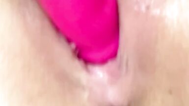 Milf si masturba appassionatamente con la falena rossa e raggiunge lorgasmo - 14 image