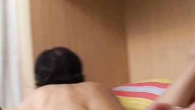 Dans la chambre à coucher, la jeune fille baise le garçon avec un légume.