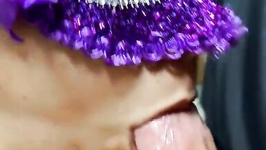La matrigna annoiata succhia il cazzo del figlio con una gola profonda dopo che il padre è andato a letto - 12 image