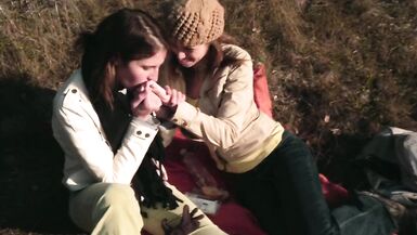 Pechugona nena takes ella duro desde su partners strap-on - 3 image