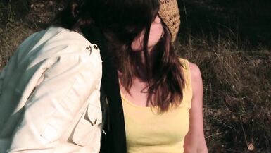 Pechugona nena takes ella duro desde su partners strap-on - 5 image