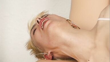 Une veuve blonde a besoin dune queue - 15 image