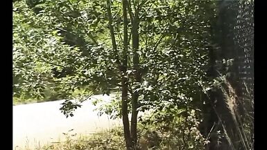 Notgeile Frau bumst verwirrten Anhalter am Feldweg - 1 image