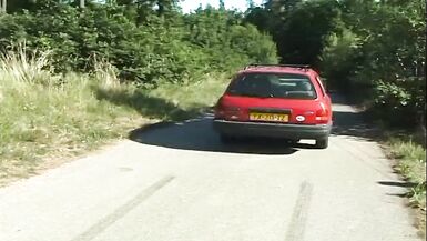Notgeile Frau bumst verwirrten Anhalter am Feldweg - 3 image