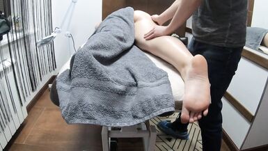 Milf Came For A Foot Massage To A Inexperienced Masseur - 3 image