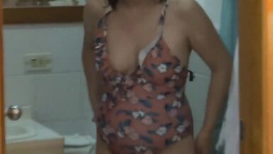 Latina milf shaves her hairy pussy to put on a beach bikini - 13 image