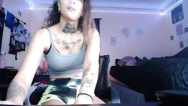 Oiling up and twerking on cam - 2 image