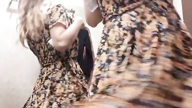 纹身的金发女郎在公共试衣间试穿衣服和挑逗 - 14 image