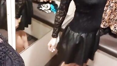 纹身的金发女郎在公共试衣间试穿衣服和挑逗 - 9 image