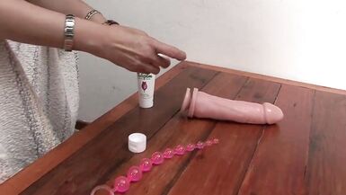 Une jeune femme brune se masturbe seule avec de gros jouets # 3