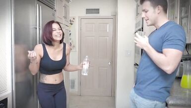 La femme en chaleur partage une énorme bite avec ses amis La femme de sa sœur par alliance