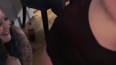 Lesbische Sexmaschine reitet auf Party mit Amazon Lee - 14 image