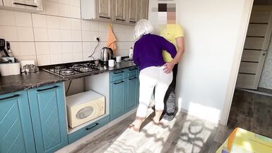 MILF mature avec de gros seins et un gros cul aime lanal et la fellation