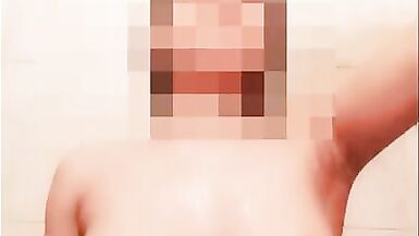 Ich masturbierte, während ich ein Bad im Badezimmer nahm. - 5 image