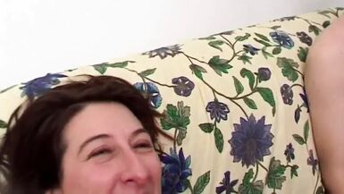 Sexe amateur en trois avec beaucoup de désir de jouir - 1 image