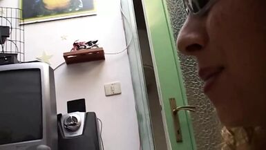 Couple baisant en amateur sur le lit tout en étant filmé