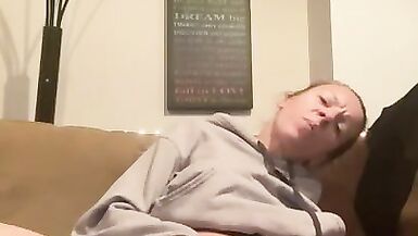 Une jeune fille non maquillée se masturbe en legging, bottes et culotte camouflage