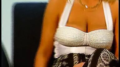 Heisse Sekretaerin fickt fuer Gehaltserhoehung - 1 image