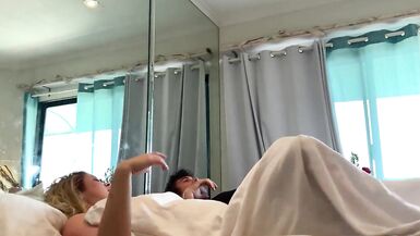 La belle-mère et le beau-fils doivent partager le même lit