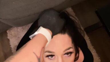 SEXY MILF OFRECE A PAGAR SUS DEUDAS WITH FACE FUCKING DEEPTHROATING SLOPPY BJ - 7 image