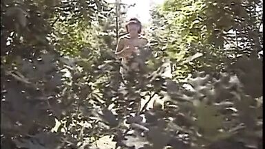 Un étalon bisexuel se fait enculer par un mec et baise une fille