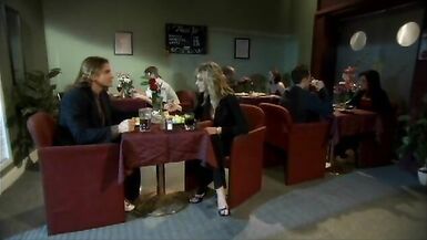 Blonde Schlampe ist nackt und reitet einen Schwanz im Restaurant - 2 image