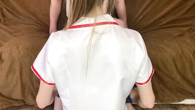 Uninfermiera inesperta aumenta la pressione saltando su un cazzo