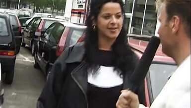 Reporter testet Schamgrenze der Deutschen Frau - 5 image