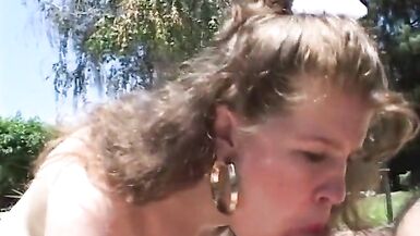 Une pom-pom girl joufflue suce et baise une grosse bite