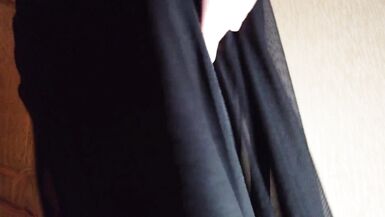 Strip-tease dune MILF sexy en lingerie érotique, étirant son corps et ses pieds avant la masturbation et le sexe. - 15 image