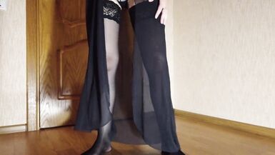 Strip-tease dune MILF sexy en lingerie érotique, étirant son corps et ses pieds avant la masturbation et le sexe. - 2 image