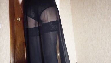 Strip-tease dune MILF sexy en lingerie érotique, étirant son corps et ses pieds avant la masturbation et le sexe.