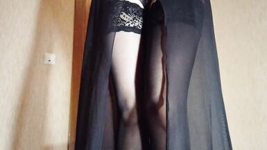 Strip-tease dune MILF sexy en lingerie érotique, étirant son corps et ses pieds avant la masturbation et le sexe. - 8 image