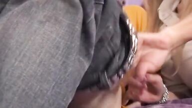 Un ragazzo adora quando la milf della porta accanto gli succhia il cazzo - 2 image