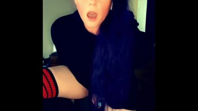 辣妹自慰合集--看她让自己射精，甚至还有一段特别的喷水视频! - 1 image