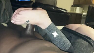Mükemmel ayaklara sahip Milften Ağır Çekim FootJob - 14 image