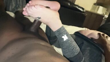 Mükemmel ayaklara sahip Milften Ağır Çekim FootJob - 4 image