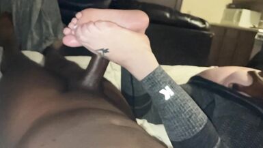 Mükemmel ayaklara sahip Milften Ağır Çekim FootJob - 6 image