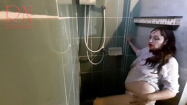 Duşta ıslak kıyafetler ve şapkayla güzel bir bayan. Duşta striptiz dansı. 1 - 12 image