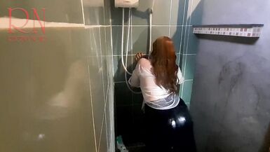Duşta ıslak kıyafetler ve şapkayla güzel bir bayan. Duşta striptiz dansı. 1 - 3 image