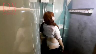 Duşta ıslak kıyafetler ve şapkayla güzel bir bayan. Duşta striptiz dansı. 1 - 7 image