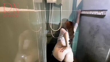 Duşta ıslak kıyafetler ve şapkayla güzel bir bayan. Duşta striptiz dansı. 1 - 8 image