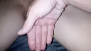 Bate no clitóris e fisting até ela ter um grande orgasmo - 1 image