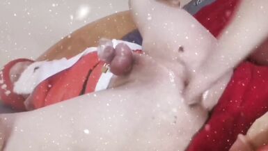 Le père Noël se fait masser la prostate par sa maîtresse femdom qui le fait jouir dans sa cage de chasteté. - 12 image