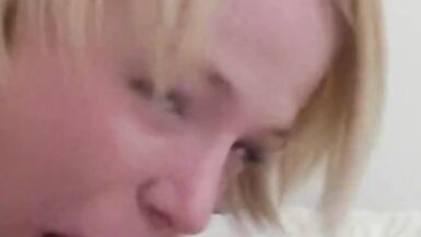 Kurzes Haar Blondine gibt Nerd Boy einen Blowjob und Cumshot - 12 image