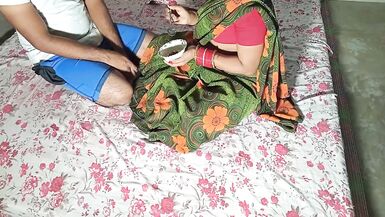 Choda sous prétexte de donner des bonbons au lait à la belle-sœur voisine ! en hindi clair