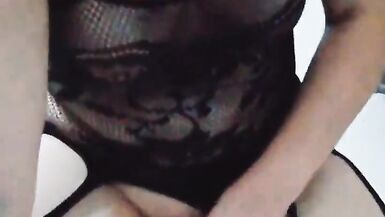 sensual milf mexicana juega con su consolador - 4 image