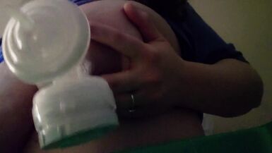   END OF 24HR MILK CHALLENGE post pump aftermath SUCK and SQUIRT BBW milf TITSとミルクをボウルに入れる。 - 9 image