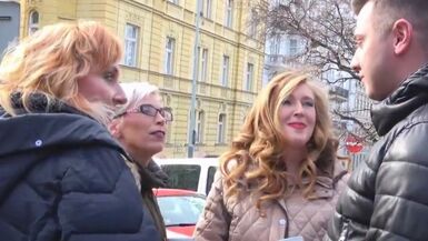 La mère de la prostituée est en train de plaire à son fils, la belle-mère a une grosse bite